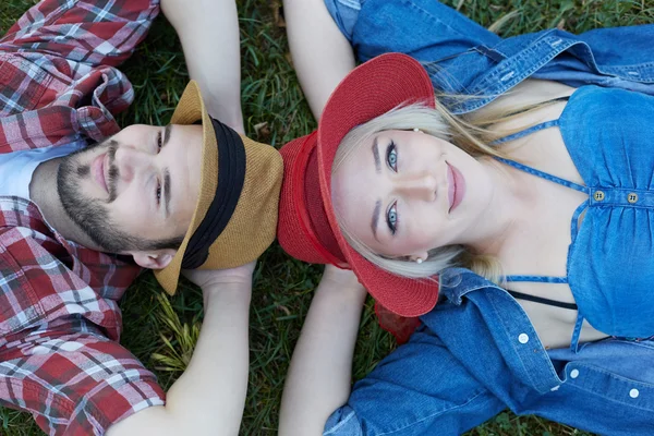 Linda pareja en el parque en un día soleado — Foto de Stock