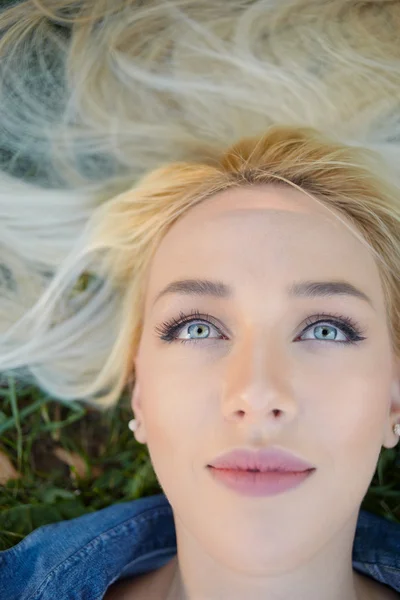 Leuke vrouw liggen op het gras — Stockfoto