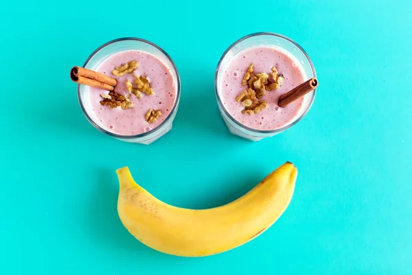 Leche fresca, bebida de fresa en forma de sonrisa —  Fotos de Stock