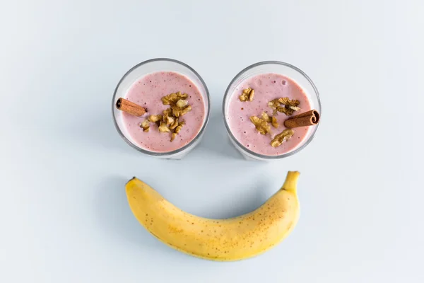 Çikolata muz smoothie bir cam çubuk ile