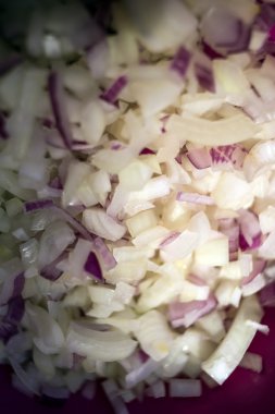 Soğan parçalar koparıp