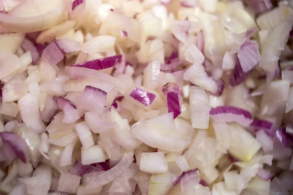 Soğan parçalar koparıp