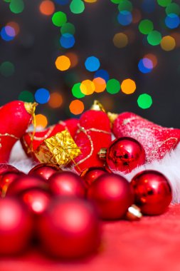 Noel arka plan kırmızı süsleme, altın hediye kutusu ve fi