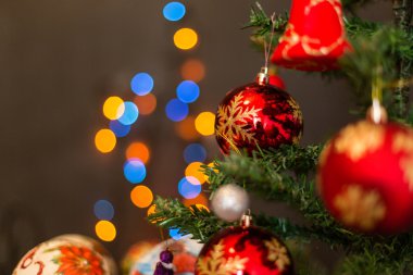 Noel topları ve arka plan üzerinde kar tanesi
