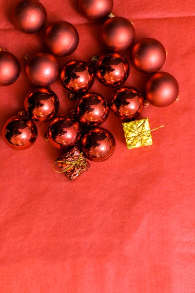 Fundo de Natal com um ornamento vermelho, caixa de presente de ouro e fi — Fotografia de Stock
