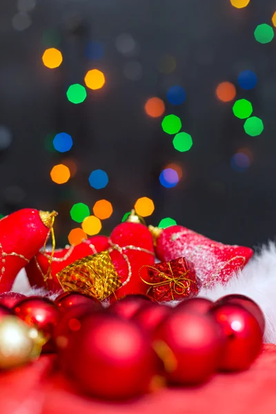 Χριστούγεννα φόντο με ένα κόκκινο στολίδι, χρυσό δώρου και fi — Φωτογραφία Αρχείου