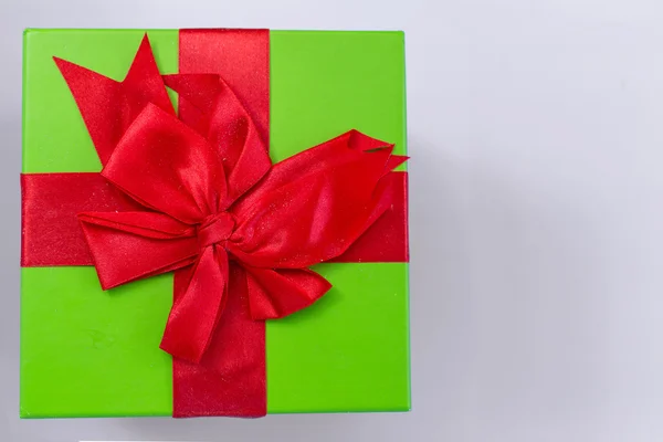 Caja de regalo de Navidad con decoraciones — Foto de Stock