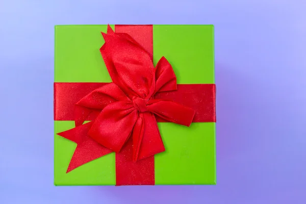 Caja de regalo de Navidad con decoraciones — Foto de Stock
