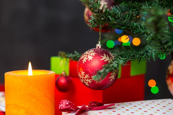 Albero di Natale decorato su sfondo sfocato, scintillante e fata — Foto Stock