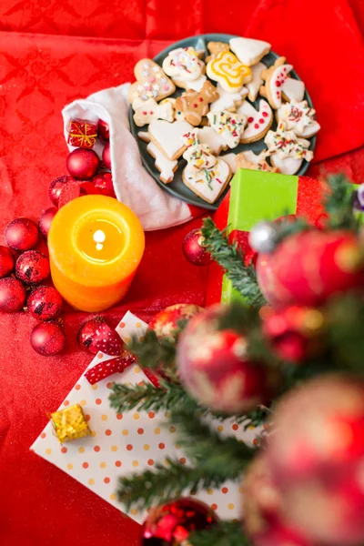 Weihnachtskomposition mit Weihnachtskugeln und Weihnachtsschmuck — Stockfoto