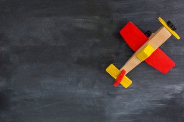 eski ahşap uçak oyuncak ahşap masa üzerinde görüntü