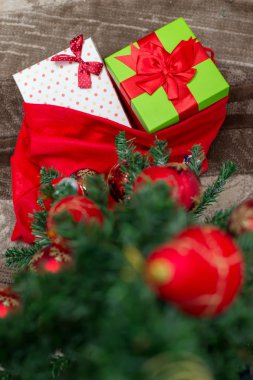 Noel arkaplanı dekorasyon ve hediye kutuları tahtanın üzerinde.