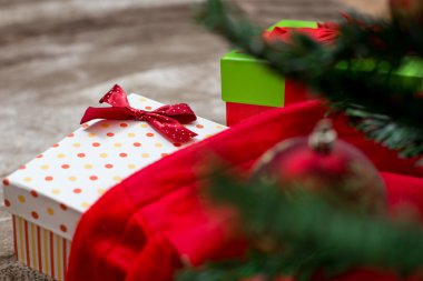 Koyu ahşap arka plan üzerinde kırmızı kurdele ile Noel hediyeleri 