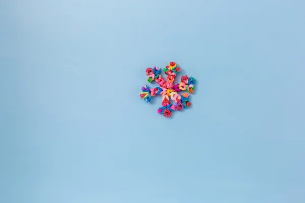 Copo de nieve grande de cerca. Bokeh un fondo. La tonificación es azul — Foto de Stock