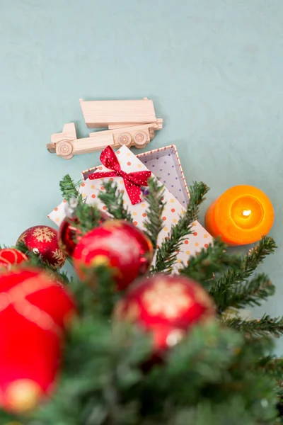 Weihnachtsbaum mit Geschenken auf blauem Hintergrund. — Stockfoto