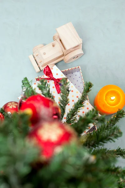 Weihnachtsbaum mit Geschenken auf blauem Hintergrund. — Stockfoto