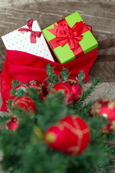 圣诞装饰品和礼品盒木制 b 上的背景 — 图库照片