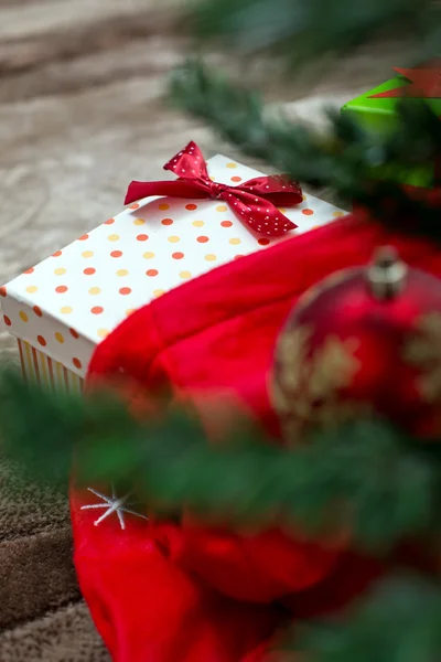 Cadeaux de Noël avec ruban rouge sur fond bois foncé en — Photo