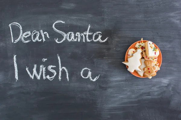 Kära santa är skriven på en svart tavla och jul dekoration — Stockfoto