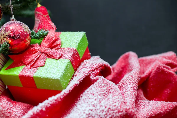 Rouge, Décoration de Noël sur neige blanche, Cadeaux de Noël et pré — Photo