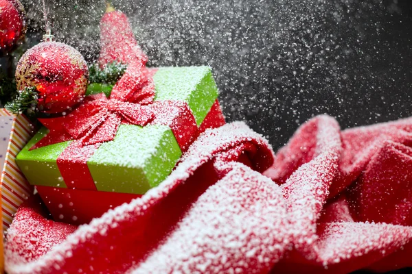 Κόκκινο, Χριστούγεννα διακόσμηση σε λευκό χιόνι, Χριστουγεννιάτικα δώρα και προ — Φωτογραφία Αρχείου