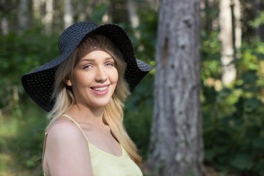 Kız şapkasıyla poz