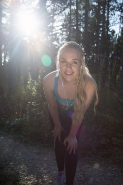 Kadın koşucu koşu sonra doğa portresi