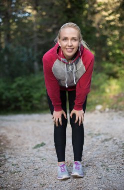 Kadın koşucu koşu sonra doğa portresi