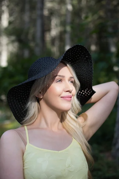Chica posando en sombrero —  Fotos de Stock