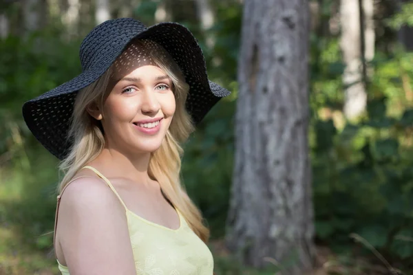 Ragazza in posa in cappello — Foto Stock