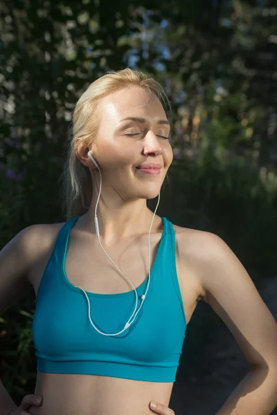 Portret van vrouwelijke atleet in de natuur na het joggen — Stockfoto