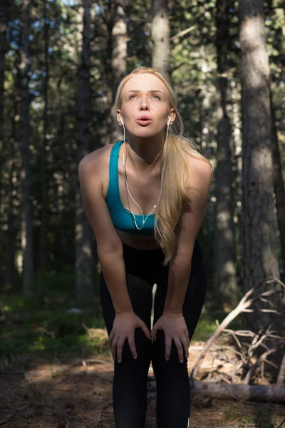 Retrato del corredor femenino en la naturaleza después de trotar —  Fotos de Stock