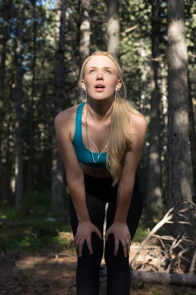 Porträt einer Läuferin in der Natur nach dem Joggen — Stockfoto