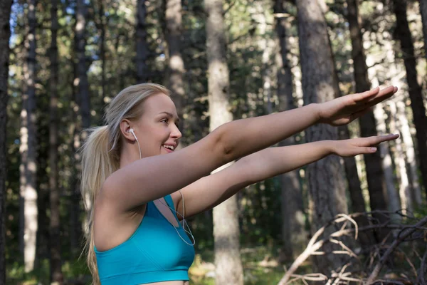 Porträt einer Läuferin in der Natur nach dem Joggen — Stockfoto