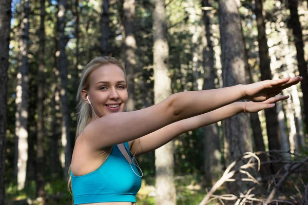 Portret van vrouwelijke atleet in de natuur na het joggen — Stockfoto