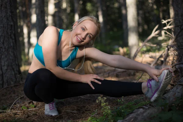 Portret van vrouwelijke atleet in de natuur na het joggen — Stockfoto