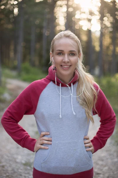 Ritratto di corridore donna in natura dopo il jogging — Foto Stock