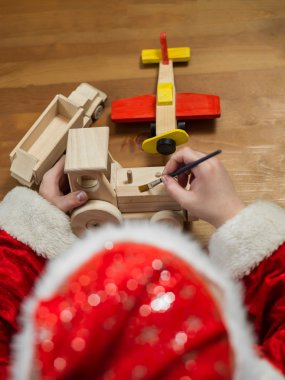Noel Baba oyuncak yapma. Boya ve ahşap oyuncak boyama