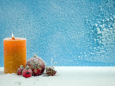 Mumlar, baubles ile sihirli kar ışık Noel dekorasyon