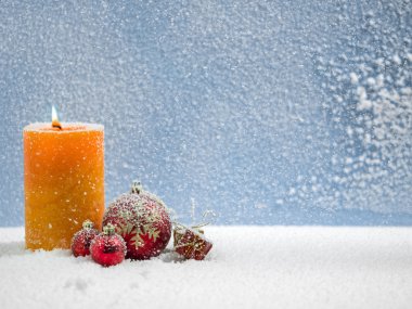 Mumlar, baubles ile sihirli kar ışık Noel dekorasyon