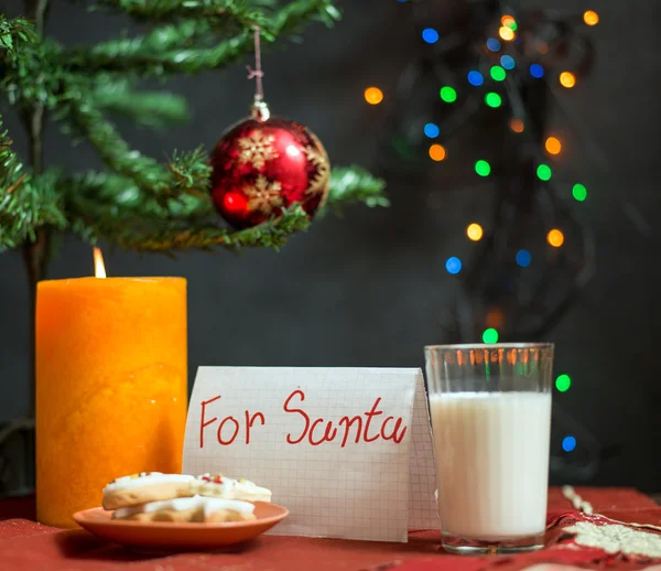 Plätzchen mit Süßigkeiten und Weihnachtsbaum, Weihnachtskonzept — Stockfoto