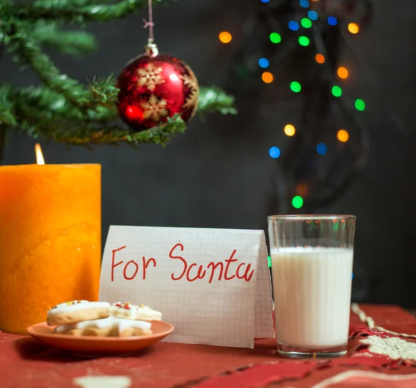 Plätzchen mit Süßigkeiten und Weihnachtsbaum, Weihnachtskonzept — Stockfoto