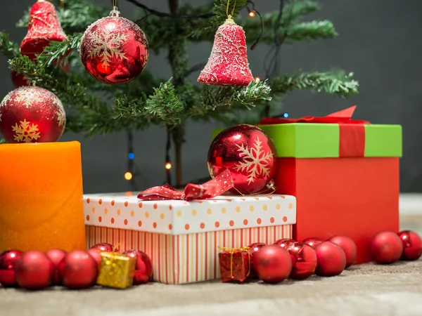 Kırmızı ve altın dekorasyon, parlak mavi ve g ile Noel köknar ağacı — Stok fotoğraf