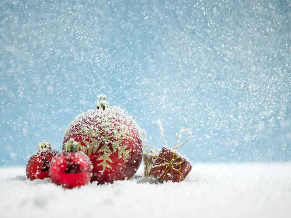 Kırmızı Noel top hediye kar ile — Stok fotoğraf