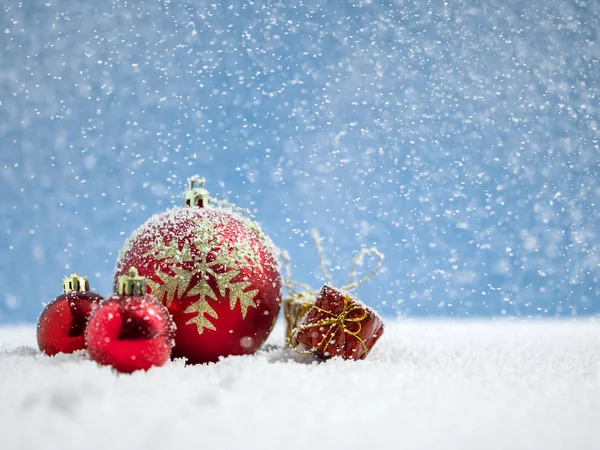 Kırmızı Noel top hediye kar ile — Stok fotoğraf