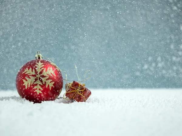 Χριστούγεννα μπάλες και νιφάδα χιονιού σε αφηρημένα φόντο — Φωτογραφία Αρχείου