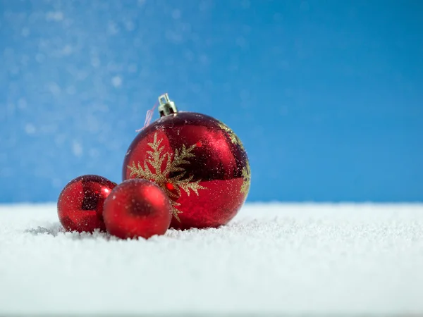 Julgranskulor och snöflinga på abstrakt bakgrund — Stockfoto