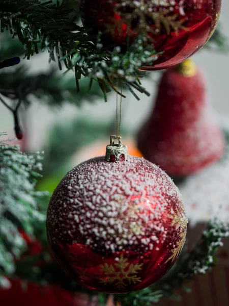 Χριστουγεννιάτικο Δέντρο Και Λαμπερά Χριστουγεννιάτικα Στολίδια — Φωτογραφία Αρχείου