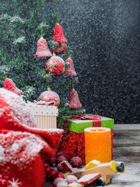 Candele di Natale e rami di abete su uno sfondo di legno w — Foto Stock