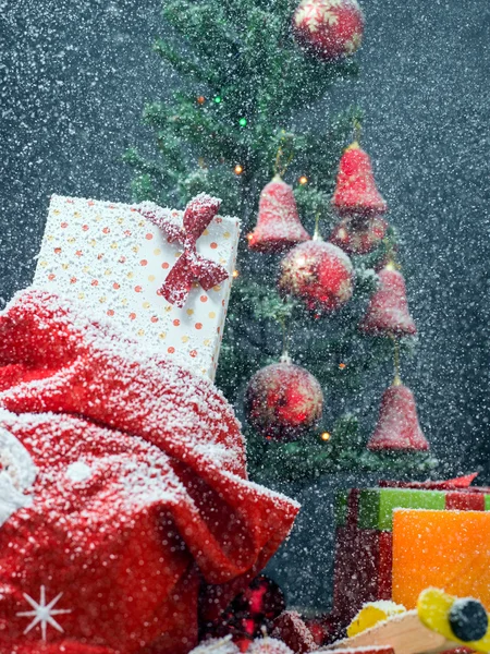 Φωτογραφία του πολυτελείας δώρο κουτιά κάτω από το δέντρο των Χριστουγέννων, Πρωτοχρονιάς σπίτι d — Φωτογραφία Αρχείου